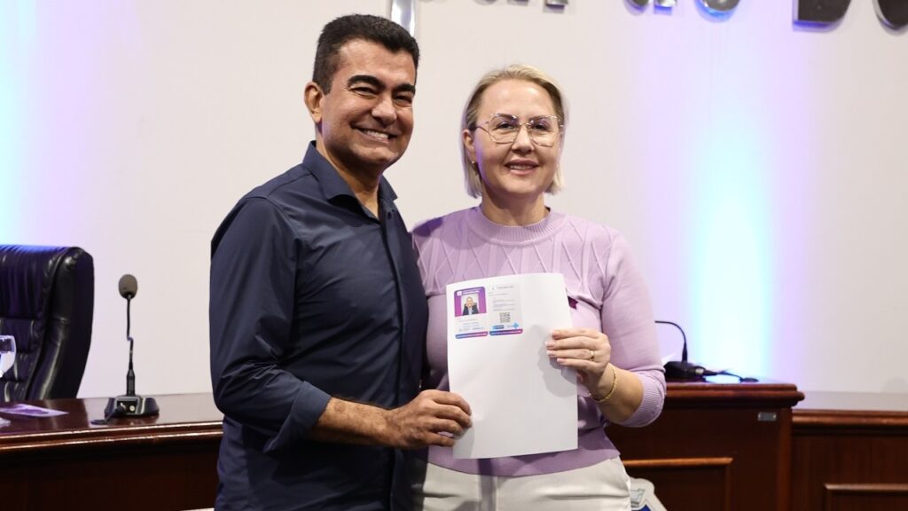 Autora da lei, vereadora e presidente da Câmara, Liandra Brambilla, que convive com a síndrome, foi a primeira a receber a carteirinha de pessoa com fibromialgia – Foto: A. Frota