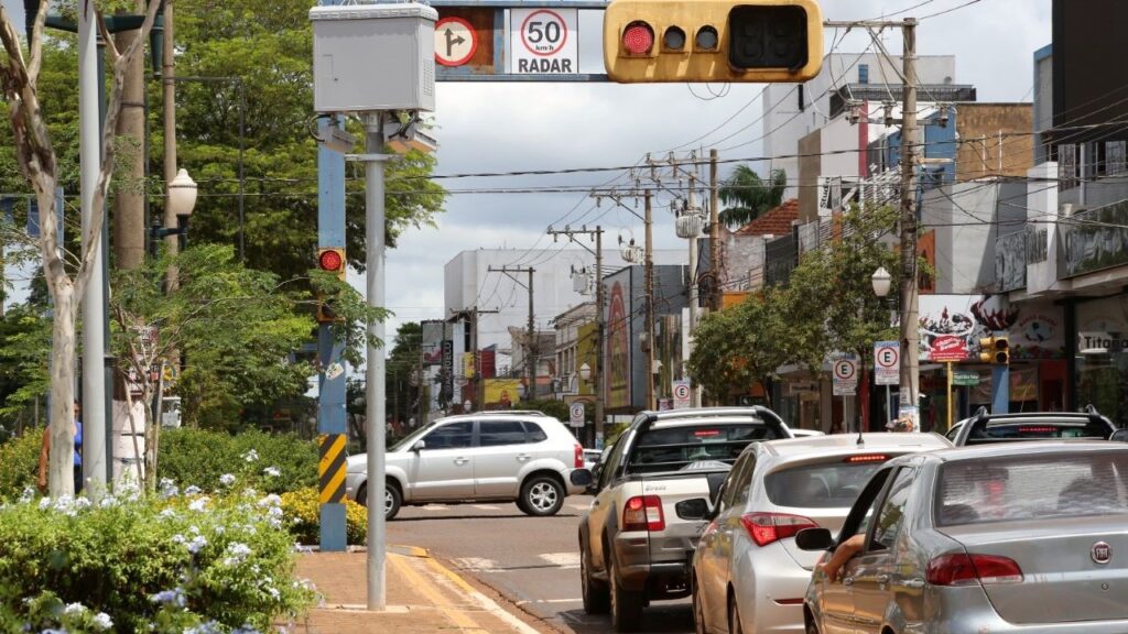 Trânsito de Dourados tem registrado diminuição no número de acidentes após ativação dos equipamentos nos semáforos. Foto: A. Frota