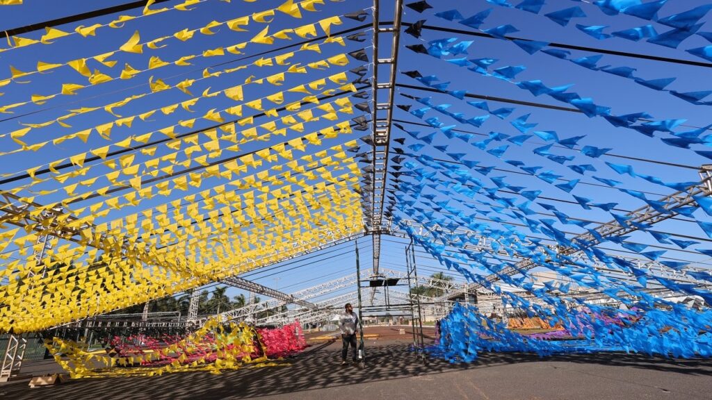 Montagem da estrutura de palco e de estandes da festa Junina segue para a etapa final – Fotos: A. Frota