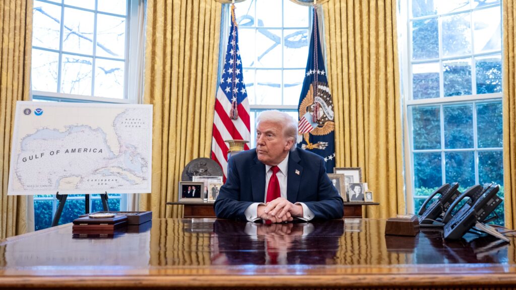 O presidente Donald Trump anuncia tarifas sobre importações de automóveis no Salão Oval, quarta-feira, 26 de março de 2025. (Foto oficial da Casa Branca por Molly Riley)