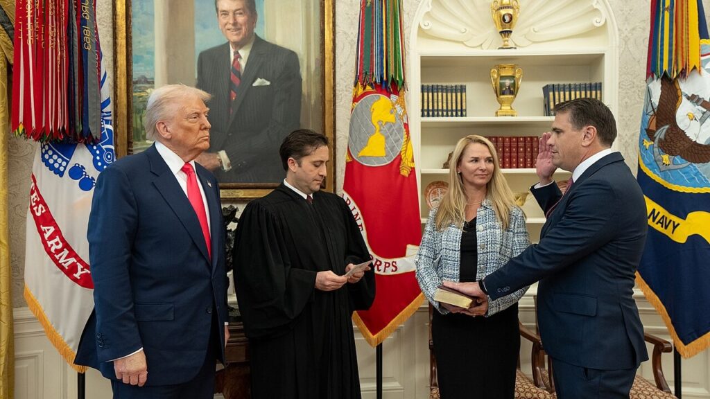 O presidente Donald J. Trump realiza uma cerimônia de juramento no Salão Oval, quinta-feira, 6 de março de 2025. (Foto oficial da Casa Branca por Joyce N. Boghosian.)