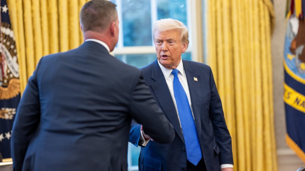 O presidente Donald Trump realiza a cerimônia de posse do diretor do Serviço Secreto dos EUA, Sean Curran, na segunda-feira, 10 de março de 2025, no Salão Oval. (Foto oficial da Casa Branca por Molly Riley)