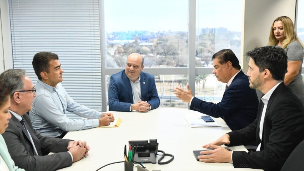 Prefeito Marçal Filho reunido com o presidente da Agência Nacional de Aviação Civil (Anac), Adriano Pinto de Miranda e com o senador Nelsinho Trad. Fotos: Divulgação/Assecom