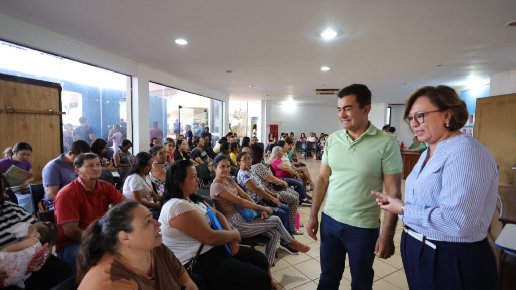 Prefeito Marçal Filho e secretária Shirley Zarpelon orientam população durante o mutirão- Foto: A. Frota
