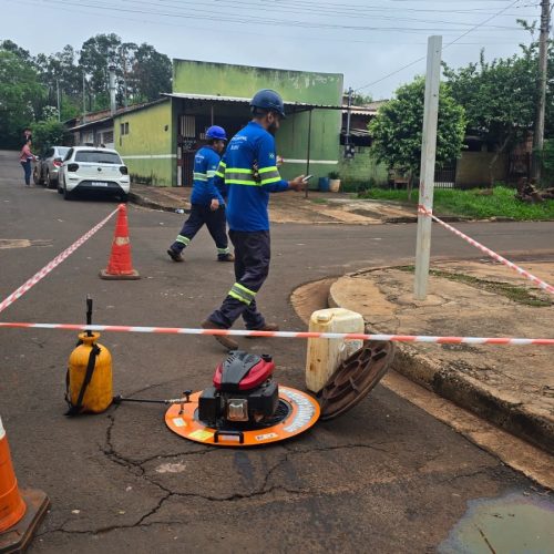 Com o equipamento Fumacê, a vistoria consiste na liberação de uma fumaça não tóxica nos poços da rede de esgoto e se sair para dentro de residência é porque há ligação irregular – Foto: Assecom