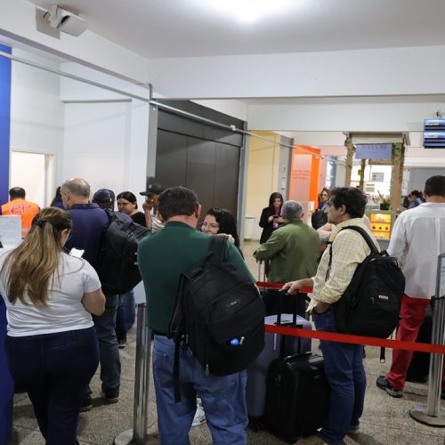 Guichê da Latam Airline ficou congestionado de passageiros fazendo o check-in para embarcar no primeiro voo da empresa em Dourados – Foto: A. Frota