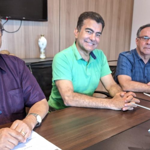 Marçal Filho reunido com Luiz Roberto Martins de Araújo, o Beto, e Juscelino Cabral, para discutir os próximos passos até a liberação total da pista do Aeroporto de Dourados – Foto: Marcos Santos
