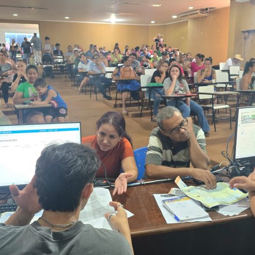 Período para busca de vaga remanescente na Rede Municipal de Ensino começou nesta sexta-feira em Dourados e pais de alunos remanescentes foram acolhidos pela Central de Matrículas