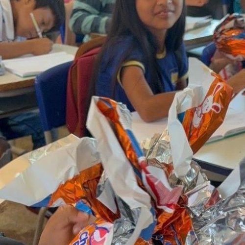 Alunos da Rede Municipal de Ensino na Reserva Indígena de Dourados receberam ovos de Páscoa. Divulgação/Assecom