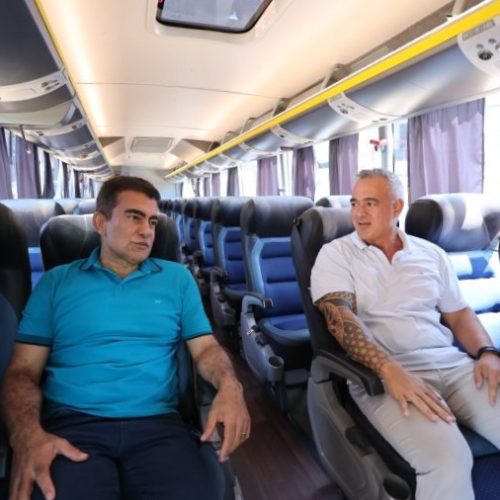 Prefeito Marçal Filho e Adilson Osiro, da GWA, no interior de novo ônibus que conta com ar condicionado – Foto: A. Frota