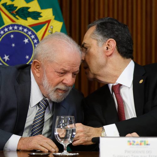 O presidente Lula e o presidente do STF, Luís Roberto Barroso, durante reunião de instalação da
Comissão Nacional do G20, no Planalto, nesta quinta (23) - Pedro Ladeira/Folhapress