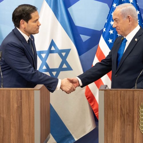 O secretário Marco Rubio e o primeiro-ministro israelense Benjamin Netanyahu fazem declarações conjuntas à imprensa em Jerusalém, Israel, em 16 de fevereiro de 2025. (Foto oficial do Departamento de Estado por Freddie Everett)