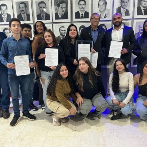 Elias Ishy homenageia alunos da Escola Menodora por projeto de preservação ambiental