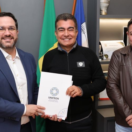 Prefeito Marçal Filho e secretário de saúde Márcio Figueiredo receberam o Diretor-geral da Unifron, Henrique Sartori
Foto: A. Frota