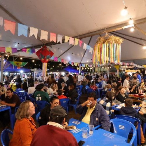 Grande público prestigiou a Feirinha dos Ipês na noite desta terça-feira. Foto: A. Frota