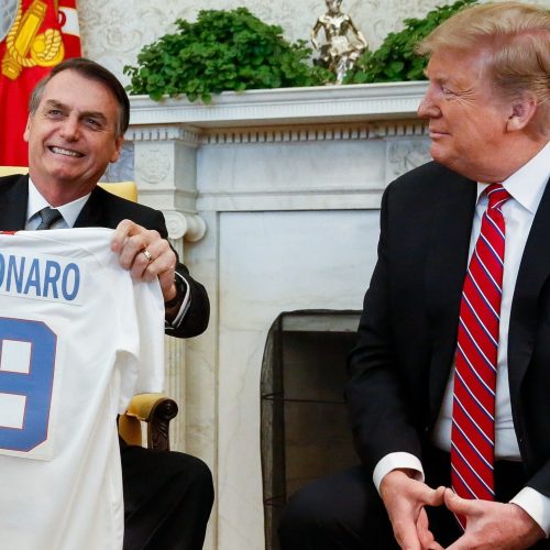 (Washington, DC - EUA 19/03/2019) O Senhor Donald Trump, Presidente dos Estados Unidos da América, entrega uma camisa personalizada, simbolizando o esporte nacional, ao Presidente da República Jair Bolsonaro. Foto: Isac Nóbrega/PR