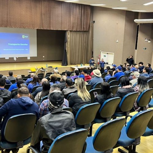 Motoristas, monitores e gestores da Educação participam de curso de capacitação no transporte escolar oferecido através da parceria da Prefeitura de Dourados com a PRF. Divulgação/Assecom