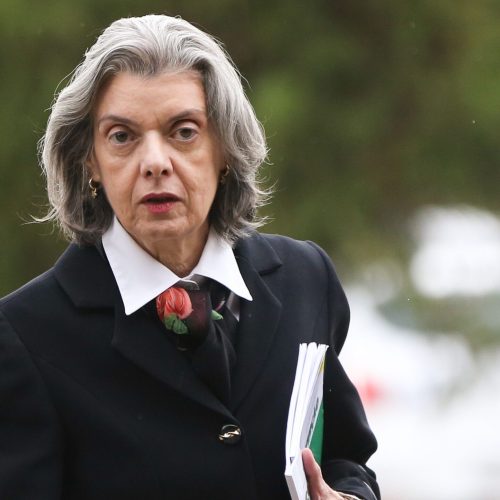 Brasília - A presidente do Supremo Tribunal Federal (STF), Cármen Lúcia, chega à Escola de Administração Fazendária (Esaf) para participar de reunião com secretários estaduais de Fazenda. (Marcelo Camargo/Agência Brasil)