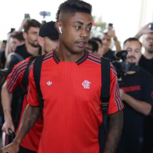 Bruno Henrique com a delegação do Flamengo (Bruno Henrique com a delegação do Flamengo - Reprodução: Instagram/Flamengo)