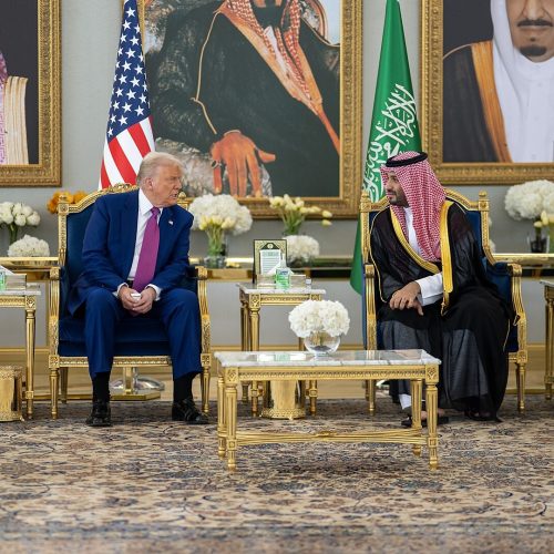 O presidente Donald Trump fala com o príncipe herdeiro saudita Mohammed Bin Salman Al Saud após sua chegada ao Aeroporto Internacional Rei Khalid em Riad, Arábia Saudita, terça-feira, 13 de maio de 2025. (Foto oficial da Casa Branca por Daniel Torok)