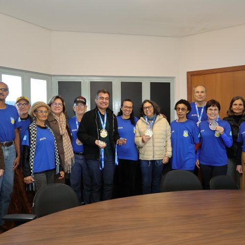 Prefeito junto com o grupo que participou dos jogos da melhor idade- Foto: A. Frota