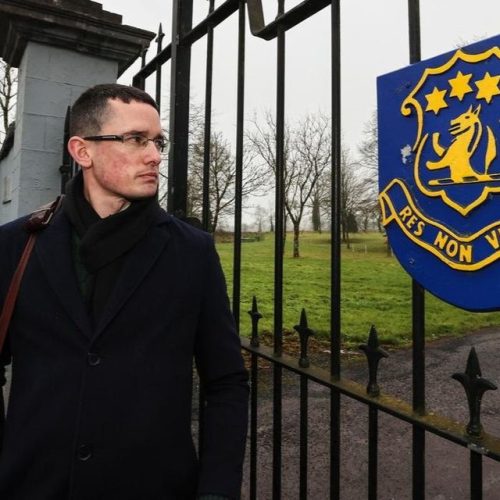 Enoch Burke do lado de fora da entrada da Wilson's Hospital School, em Westmeath. Foto: Gerry Mooney