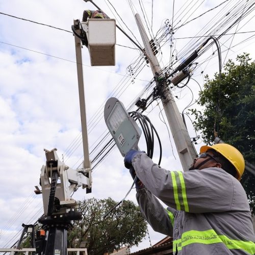 Inspetor Cabral cobra retirada de cartazes irregulares em postes e semáforos de Dourados