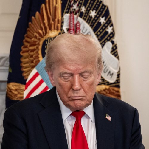 A assessora do Escritório de Fé, Paula White-Cain, oferece uma oração durante um almoço e uma reunião informativa com o presidente Donald Trump e o Escritório de Fé da Casa Branca, segunda-feira, 14 de julho de 2025, no Salão de Jantar de Estado. (Foto oficial da Casa Branca por Joyce N. Boghosian)