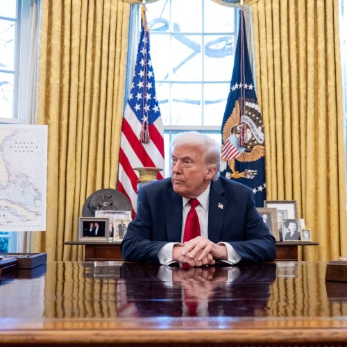 O presidente Donald Trump anuncia tarifas sobre importações de automóveis no Salão Oval, quarta-feira, 26 de março de 2025. (Foto oficial da Casa Branca por Molly Riley)