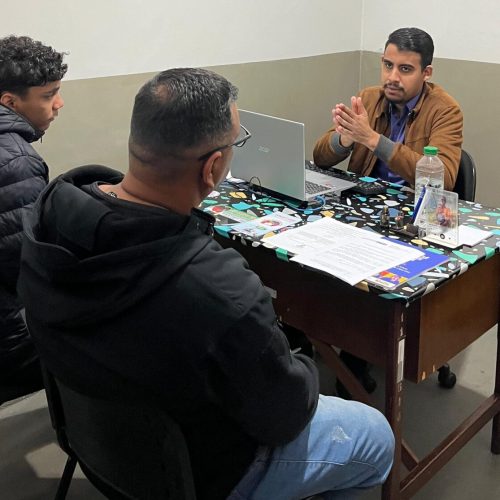 João Marcos Gomes de Lima, da Coordenadoria Especial de Políticas Públicas para a Juventude, entrevista jovem interessado em ingressar no mercado de trabalho. Divulgação/Assecom