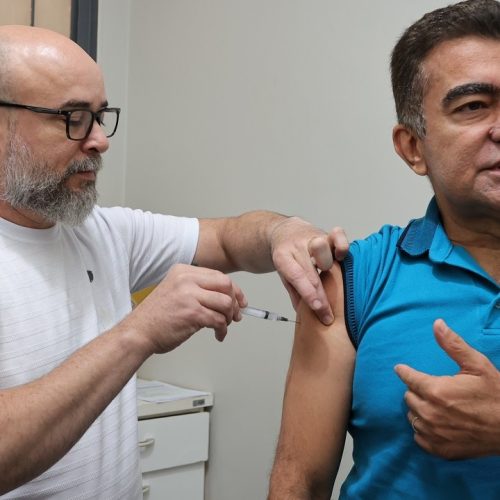 Prefeito Marçal Filho tomou vacina contra a gripe e convida público-alvo a comparecer nos postos de saúde ou no PAM para imunização. Foto: A. Frota