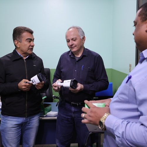 Prefeito Marçal Filho com o diretor Renato Marin e o secretário de educação Nilson Francisco durante a entrega oficial dos equipamentos de câmeras – Foto: A. Frota