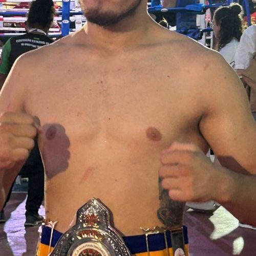 O douradense Tom Lara Bueno após conquistar o título de campeão dos Jogos Internacionais de Artes Marciais que aconteceram em Bangkok. Divulgação