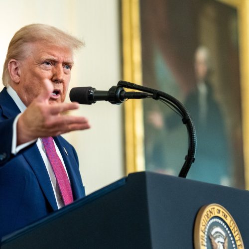 O presidente Donald Trump responde a perguntas da imprensa após assinar três projetos de lei de apoio às indústrias automobilística e de combustíveis, quinta-feira, 11 de junho de 2025, durante uma cerimônia no Salão Leste da Casa Branca. (Foto oficial da Casa Branca por Joyce N. Boghosian)