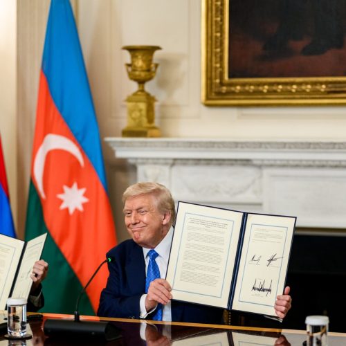 O presidente Donald Trump assina uma declaração conjunta trilateral com o presidente Ilham Aliyev, do Azerbaijão, e o primeiro-ministro Nikol Pashinyan, da Armênia, na sexta-feira, 8 de agosto de 2025, no Salão de Jantar de Estado. (Foto oficial da Casa Branca por Daniel Torok)