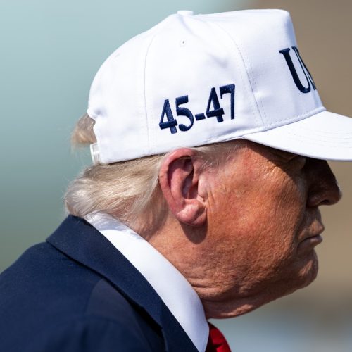O presidente Donald Trump fala com a imprensa antes de embarcar no Força Aérea Um na Base Conjunta Andrews, Maryland, na quinta-feira, 3 de julho de 2025, a caminho do Aeroporto Internacional de Des Moines, em Des Moines, Iowa. (Foto oficial da Casa Branca por Daniel Torok)