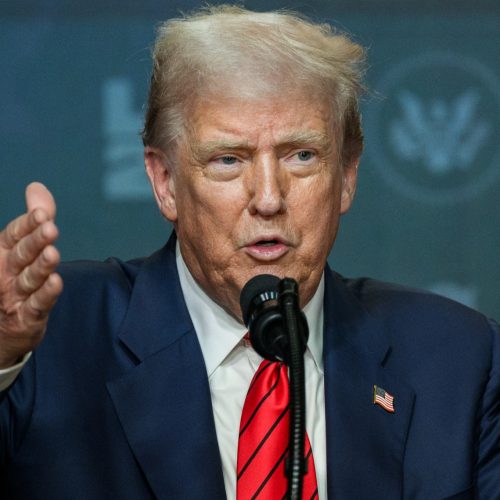 O presidente Donald Trump discursa antes de assinar um decreto que cria uma força-tarefa para as Olimpíadas de Los Angeles de 2028, terça-feira, 5 de agosto de 2025, no Auditório South Court do Edifício Executivo Eisenhower, na Casa Branca. (Foto oficial da Casa Branca por Joyce N. Boghosian)