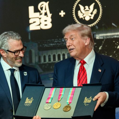 O presidente Donald Trump discursa antes de assinar um decreto que cria uma força-tarefa para as Olimpíadas de Los Angeles de 2028, terça-feira, 5 de agosto de 2025, no Auditório South Court do Edifício Executivo Eisenhower, na Casa Branca. (Foto oficial da Casa Branca por Joyce N. Boghosian)