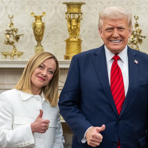 O presidente Donald Trump se reúne bilateralmente com a primeira-ministra italiana, Giorgia Meloni, na quinta-feira, 17 de abril de 2025, no Salão Oval. (Foto oficial da Casa Branca por Daniel Torok)