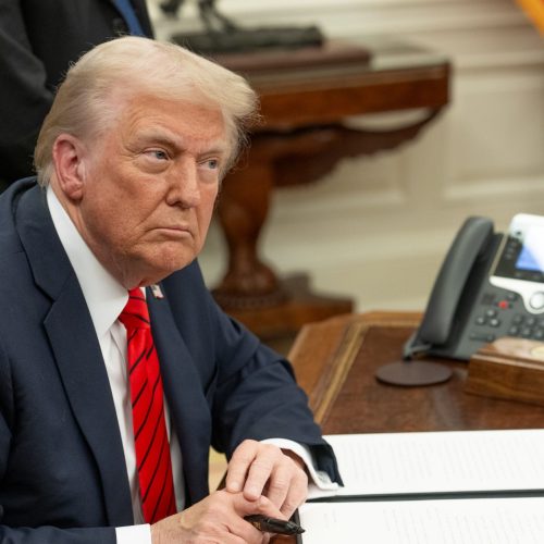 O presidente Donald Trump assina decretos executivos na segunda-feira, 10 de fevereiro de 2025, no Salão Oval. (Foto oficial da Casa Branca por Daniel Torok)