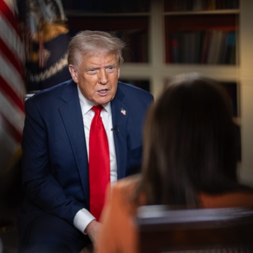 O presidente Donald Trump concede uma entrevista à jornalista da Fox News, Rachel Campos Duffy, na segunda-feira, 14 de abril de 2025. (Foto oficial da Casa Branca por Daniel Torok)