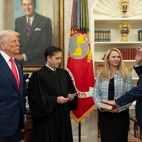 O presidente Donald J. Trump realiza uma cerimônia de juramento no Salão Oval, quinta-feira, 6 de março de 2025. (Foto oficial da Casa Branca por Joyce N. Boghosian.)