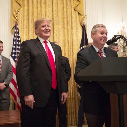 O senador Lindsey Graham (Republicano-SC), acompanhado pelo presidente Donald J. Trump, discursa para os jogadores de Clemson durante uma celebração em homenagem aos campeões nacionais de futebol americano universitário da NCAA de 2018, os Clemson Tigers, na segunda-feira, 14 de janeiro de 2019, no Salão Leste da Casa Branca. (Foto oficial da Casa Branca por Joyce N. Boghosian)
