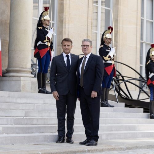 O primeiro-ministro Keir Starmer se encontra com o presidente Emmanuel Macron