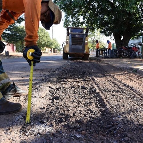 Operário mede a profundidade do asfalto deteriorado removido para aplicar uma nova camada de asfalto no novo modelo de tapa-buraco em Dourados- Fotos: A. Frota