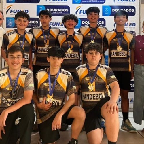 Equipe masculina da Escola SEI, campeã de handebol nos Jogos da Juventude de Dourados. Divulgação/Assecom