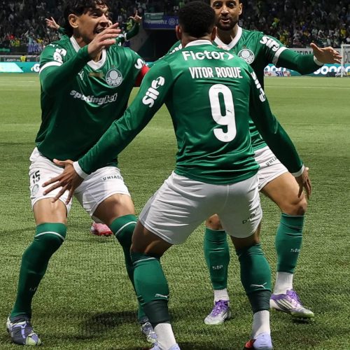 O jogador Vitor Roque, da SE Palmeiras, comemora seu gol contra a equipe do SC Internacional, durante partida válida pela vigésima terceira rodada, do Campeonato Brasileiro, Série A, na arena Allianz parque. (Foto: Cesar Greco/Palmeiras/by Canon)