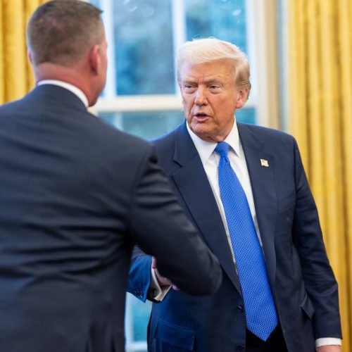 O presidente Donald Trump realiza a cerimônia de posse do diretor do Serviço Secreto dos EUA, Sean Curran, na segunda-feira, 10 de março de 2025, no Salão Oval. (Foto oficial da Casa Branca por Molly Riley)