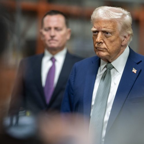 O presidente Donald Trump participa de uma reunião do Conselho do Kennedy Center, segunda-feira, 17 de março de 2025, no John F. Kennedy Center Performing Arts Center, em Washington, D.C. (Foto oficial da Casa Branca por Daniel Torok)