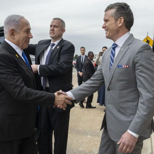 O Secretário de Defesa Pete Hegseth sedia um intercâmbio bilateral com o Primeiro-Ministro israelense Benjamin Netanyahu no Pentágono, Washington, D.C., em 5 de fevereiro de 2025. (Foto do DoD pela aviadora sênior da Força Aérea dos EUA, Madelyn Keech)